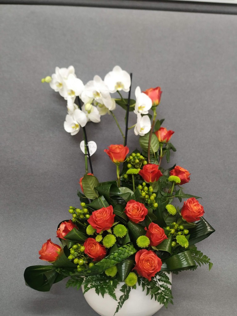 Centro de rosas con orquídea